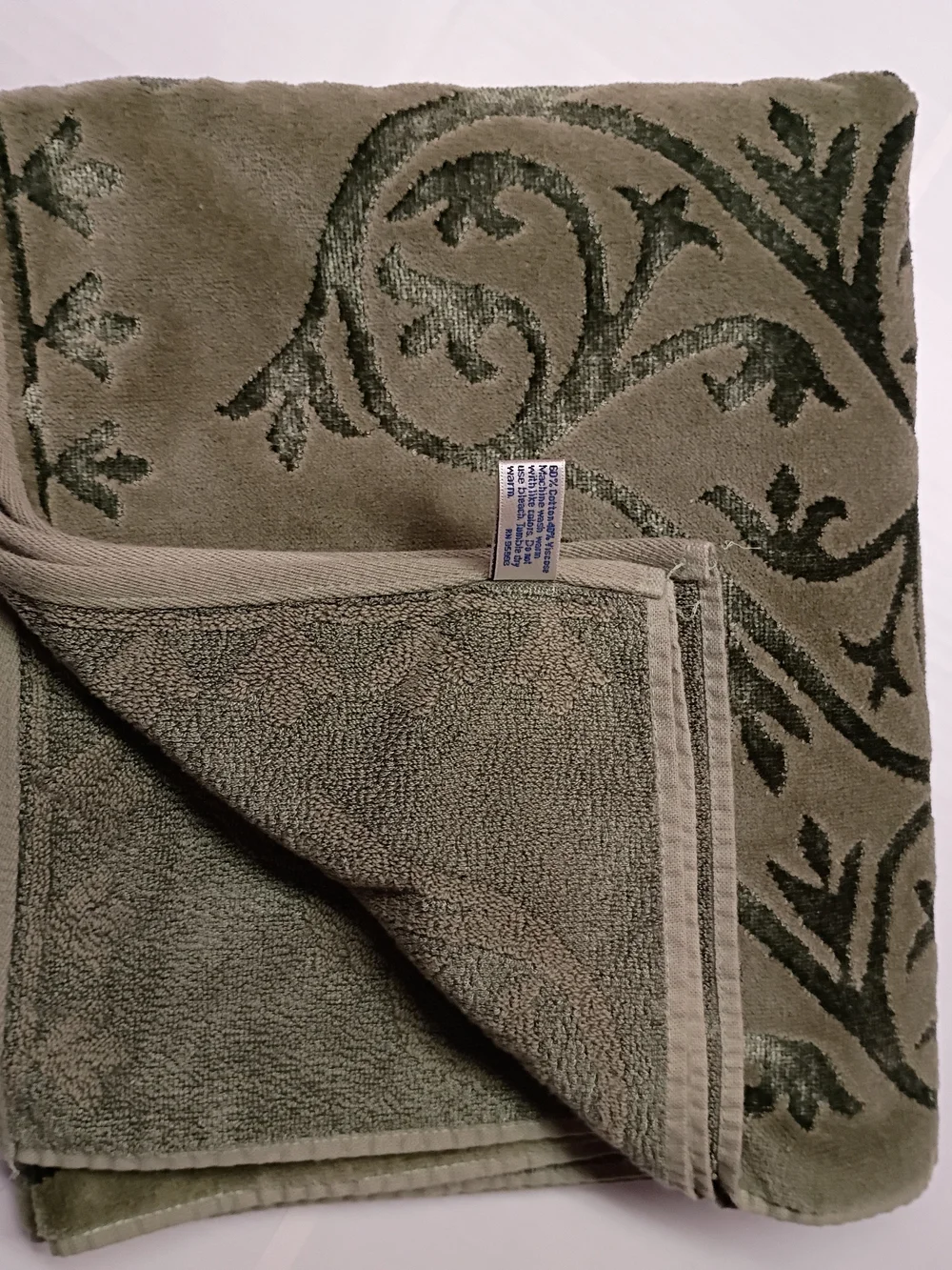 2 Green Decorative Bath Towel with Scroll Pattern